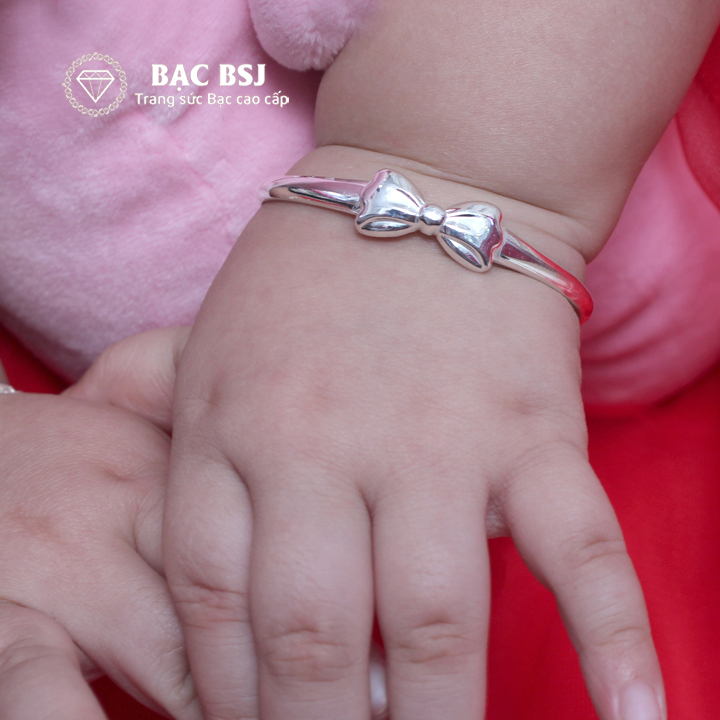 Lắc tay bạc cho bé gái hình nơ điều chỉnh độ rộng theo cổ tay bé. Bạc BSJ